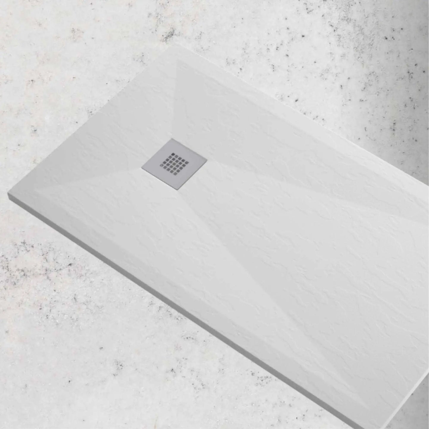 alt='Vista superior da base de chuveiro MEVA branca, realçando o seu acabamento texturado antiderrapante.'