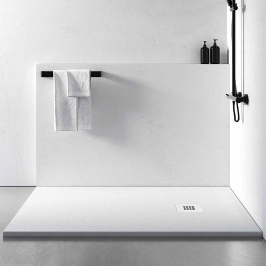 Casa de banho moderna com base de duche Menacho Meva branca instalada ao nível do chão.