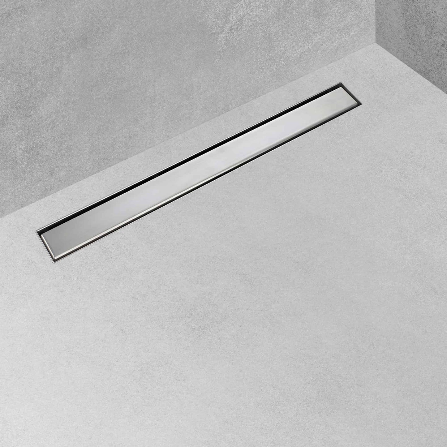 Calha de duche com grelha plana instalada num pavimento de casa de banho em microcimento cinza.