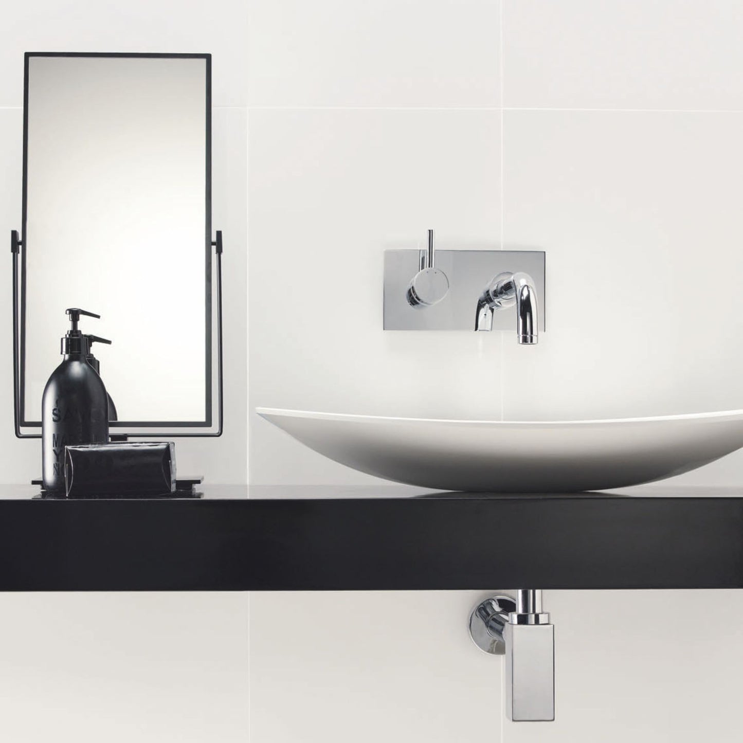 Alt text: 'casa de banho com revestimento cerâmico branco e lavatório moderno.'