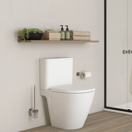 Sanita de chão Sanitana Ruby branca com o respetivo tampo instalado num ambiente de WC moderno.