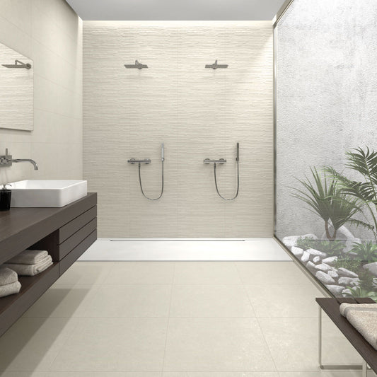 Alt Text: 'Casa de banho moderna e minimalista, com paredes revestidas com o revestimento Balance Bege Mate e uma zona de duche aberta.'