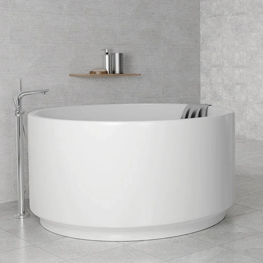Casa de banho com banheira de imersão e parede revestida com decorado cerâmico Certeca Flay Grey.