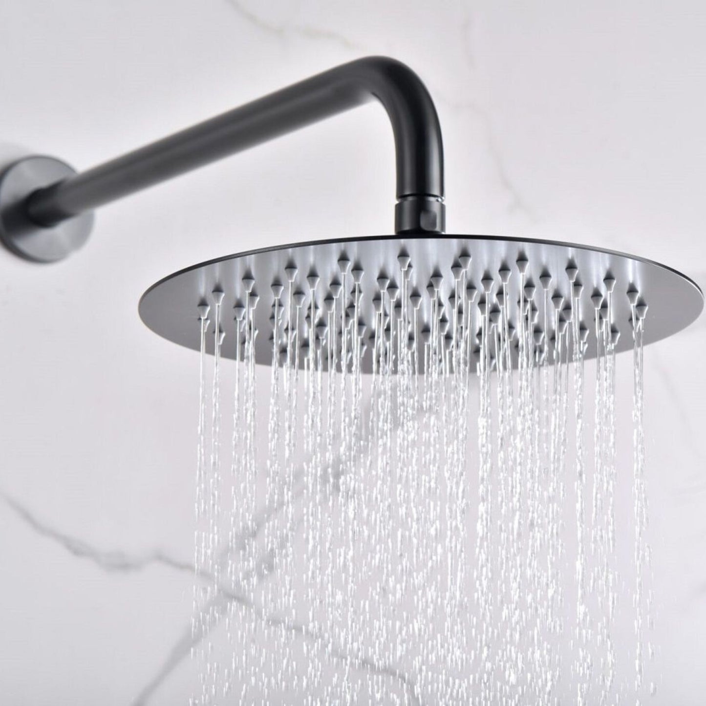 Chuveiro de teto redondo Black Gun Metal do Conjunto de Duche Monza Imex com efeito de chuva.