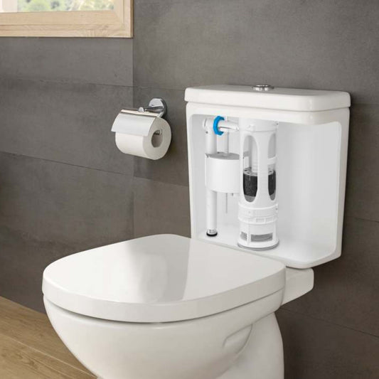 Vista interior de um autoclismo Roca com o mecanismo de descarga dupla instalado.