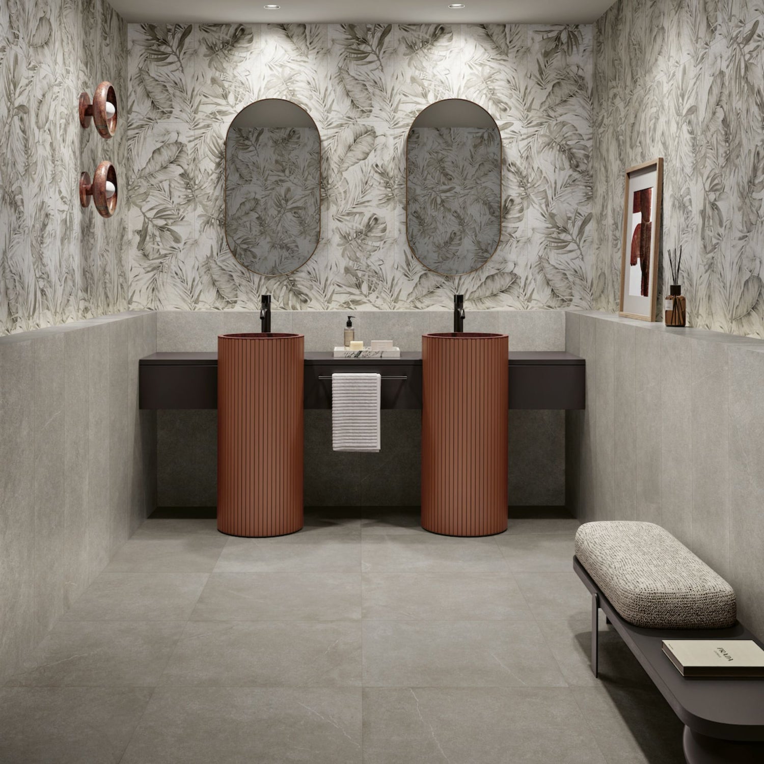 Casa de banho moderna com o pavimento cerâmico Sense Grey 60x60cm aplicado no chão e na parede inferior.