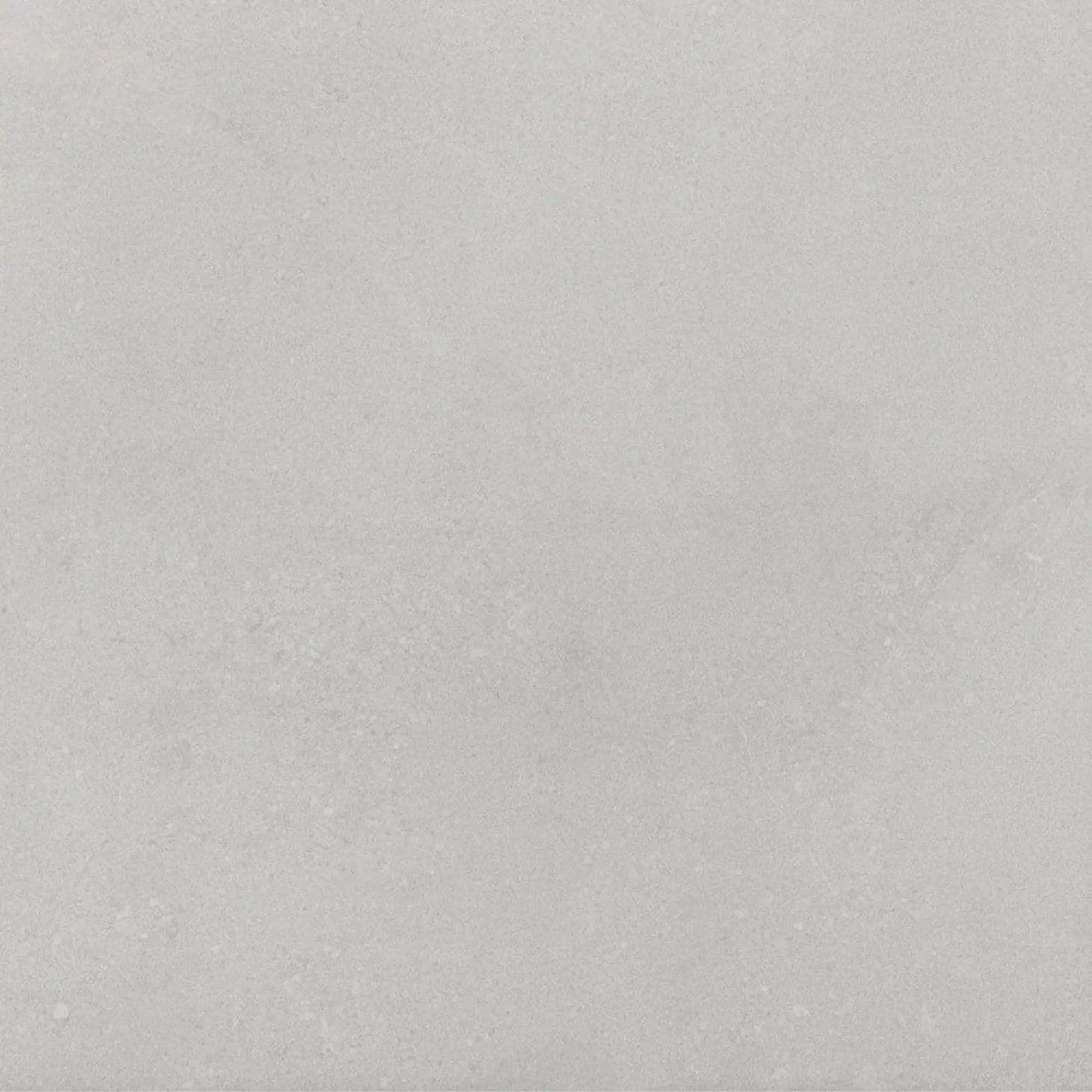 alt='Ladrilho de pavimento cerâmico quadrado Cosy Grey com textura de efeito cimento em tom de cinza claro.'