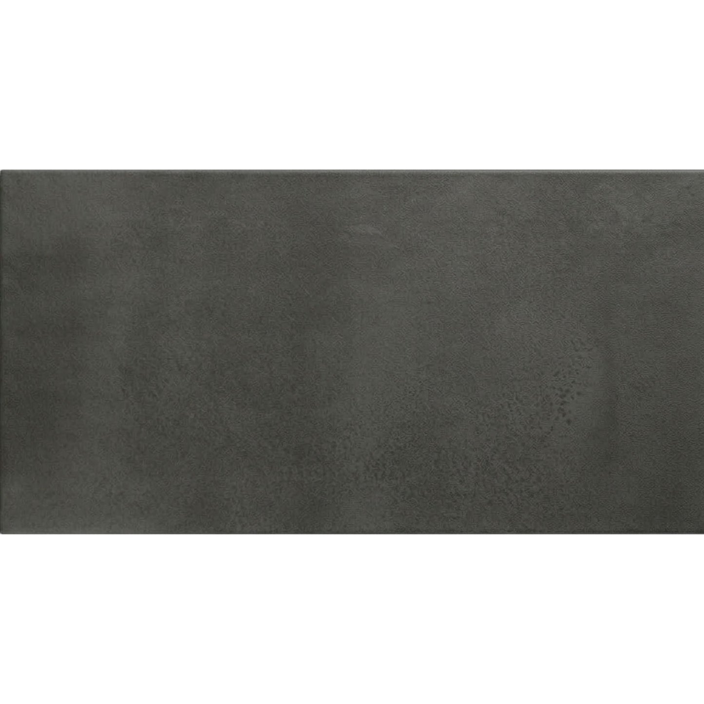 Textura em tom cinzento-escuro e acabamento suave do pavimento cerâmico Dominó Downtown Mist 30x60cm.