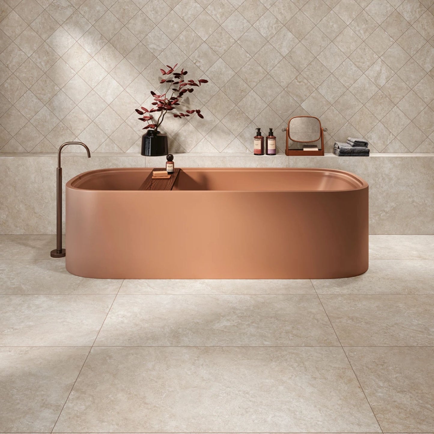 Casa de banho moderna revestida com pavimento e revestimento cerâmico Love Tiles Velvet Cross White e banheira terracota.