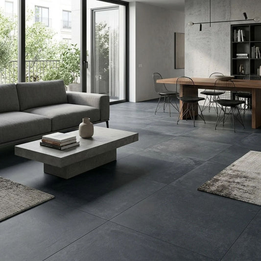Sala moderna decorada com pavimento cerâmico escuro Pamesa Koncept Mica 60x60cm.