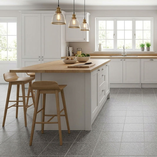 Cozinha moderna pavimentada com pavimento cerâmico Recer Urbis Dark Grey 33x33cm e ilha central em madeira.