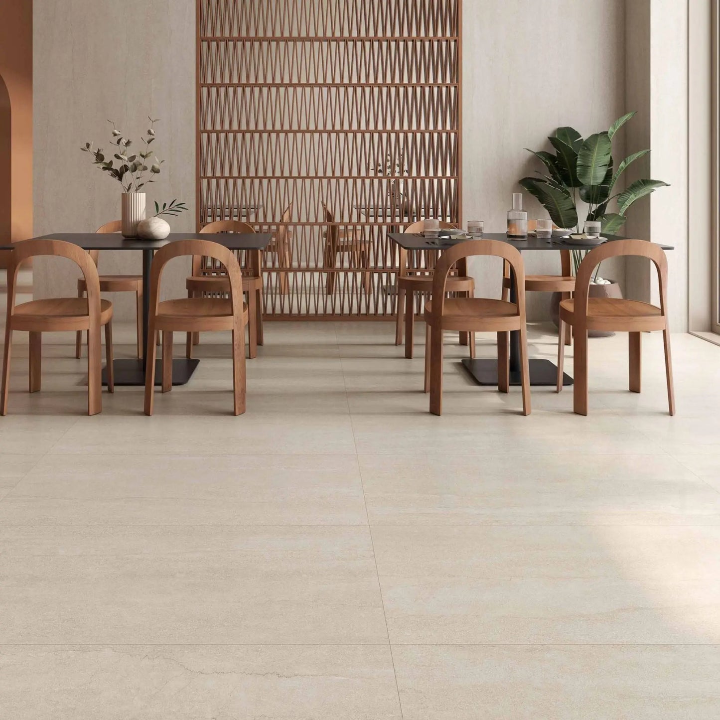 Alt Text= 'Pavimento cerâmico Serena Veincut Bone aplicado no chão de um restaurante moderno com cadeiras de madeira.'