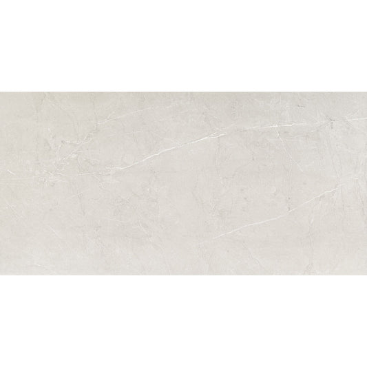 Detalhe da textura cerâmica Natural Sense Perla com veios brancos subtis sobre fundo cinza pérola.