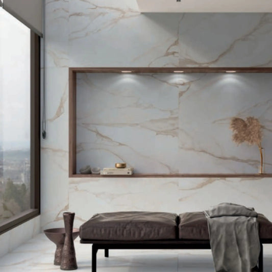 alt='Sala de estar moderna com pavimento e parede revestidos com cerâmica Pamesa Portofino de efeito mármore branco e dourado.'