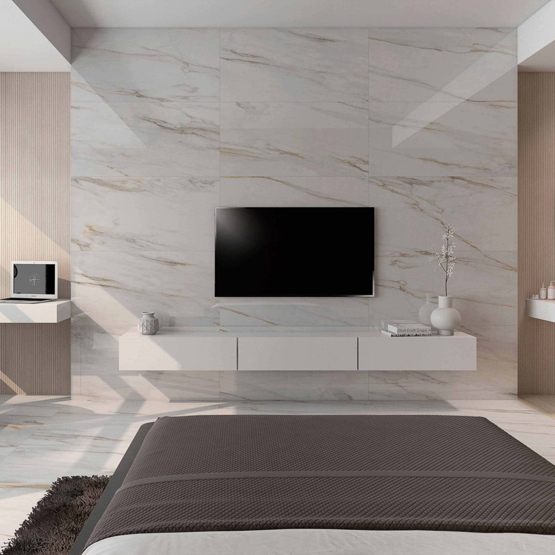 alt='Parede de sala moderna revestida com porcelânico Roca Calacatta Gold, criando um painel de destaque para a televisão.'