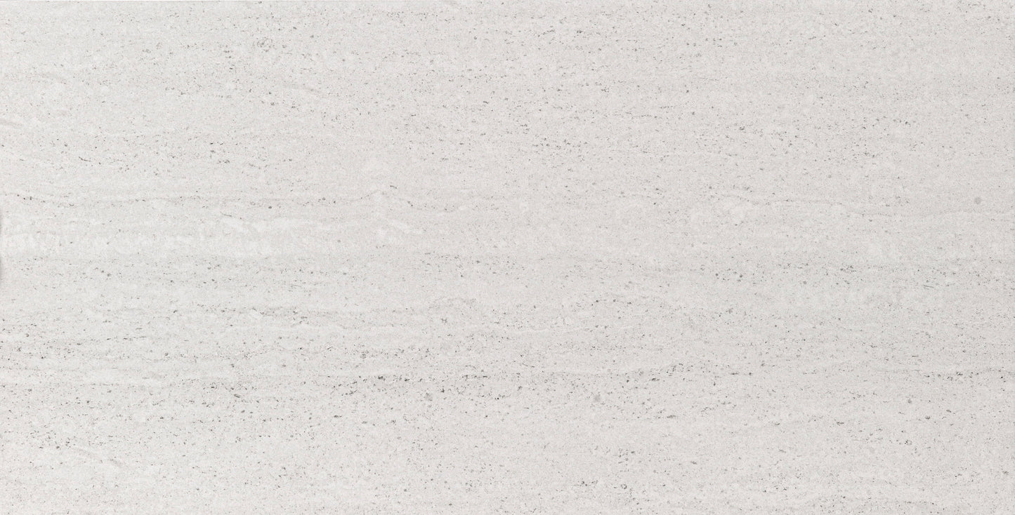 alt text= 'Detalhe do revestimento cerâmico Travertin Grey 30x60 cm, com o padrão que imita a textura e os veios do mármore travertino.'