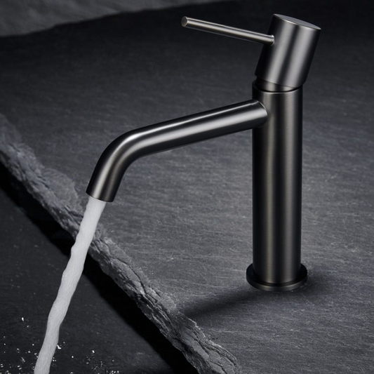 Torneira de lavatório monocomando Monza Black Gun Metal em uso, com água a sair para bancada escura