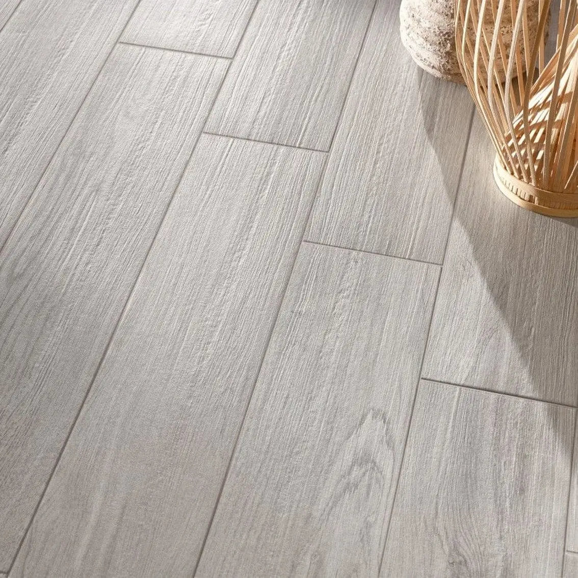 Ambiente com pavimento Forest Gris 15x75 da Revigrés