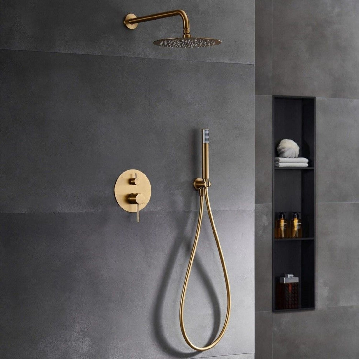 Sistema de duche Monza ouro mate instalado em parede de casa de banho moderna em tons de cinza.