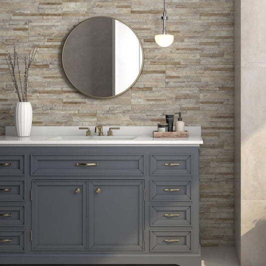 Casa de banho moderna com parede de destaque revestida com cerâmico texturizado Pamesa EOS Beige.