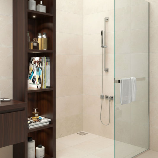 Casa de banho com paredes revestidas em cerâmico Cristal Crema da Dominó com acabamento brilhante.