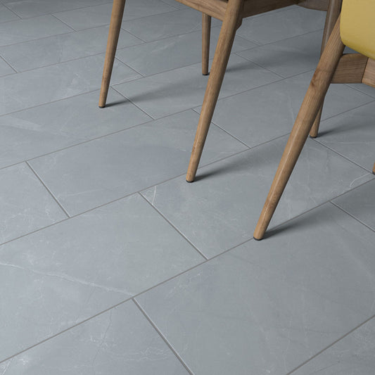 Pavimento Porto Cinza Aço 30x60 aplicado em sala de jantar com decoração contemporânea.