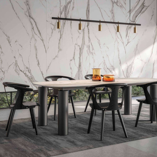 Sala de jantar moderna decorada com pavimento cerâmico Roca Marble Calacatta Light de grande formato.