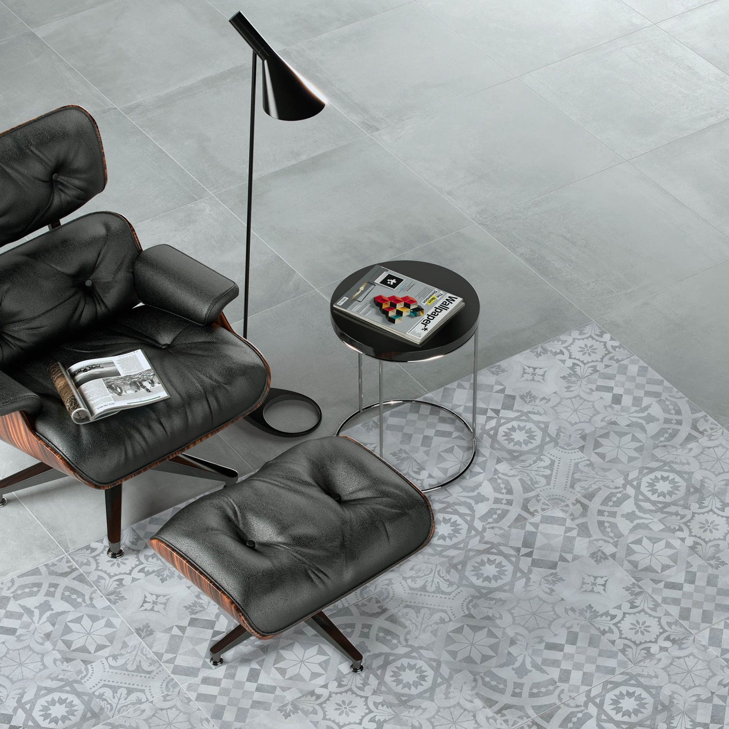 Ambiente de sala de estar moderna com o pavimento cinza Newstreet Fog Eco e uma secção de pavimento decorado da mesma coleção, junto a uma poltrona preta.