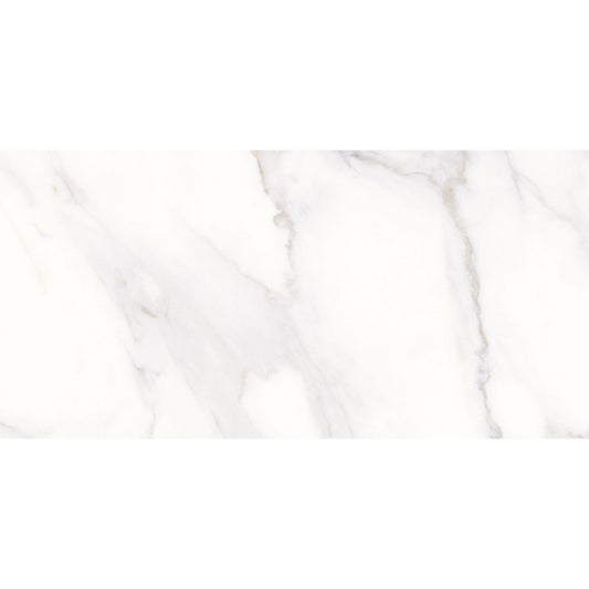 Detalhe do azulejo retangular Bernini Calacatta Oro 30x60 com textura de mármore branco e cinza.