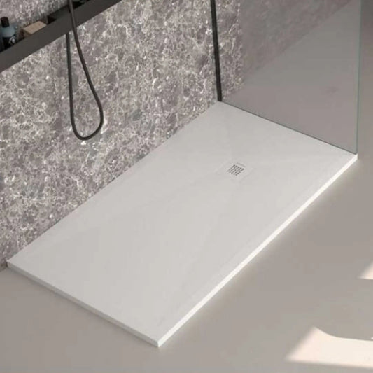 alt='Base de chuveiro MEVA 90x140 branca instalada numa casa de banho moderna com parede cinza e resguardo de vidro.'