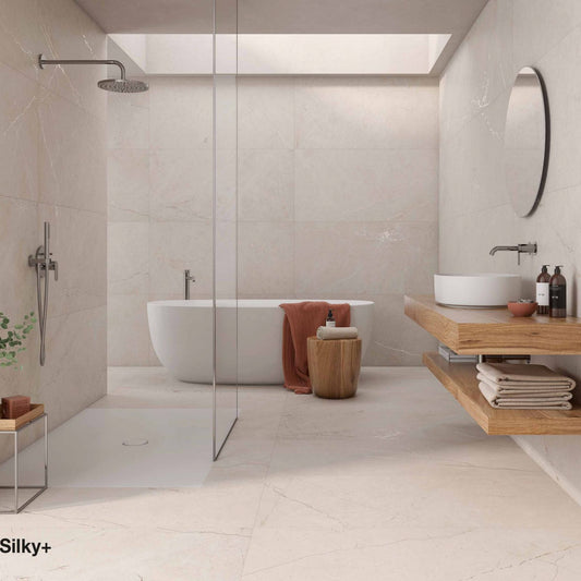 Alt text: 'casa de banho moderna com pavimento e paredes revestidas com a ceramica marble crema delicato.'