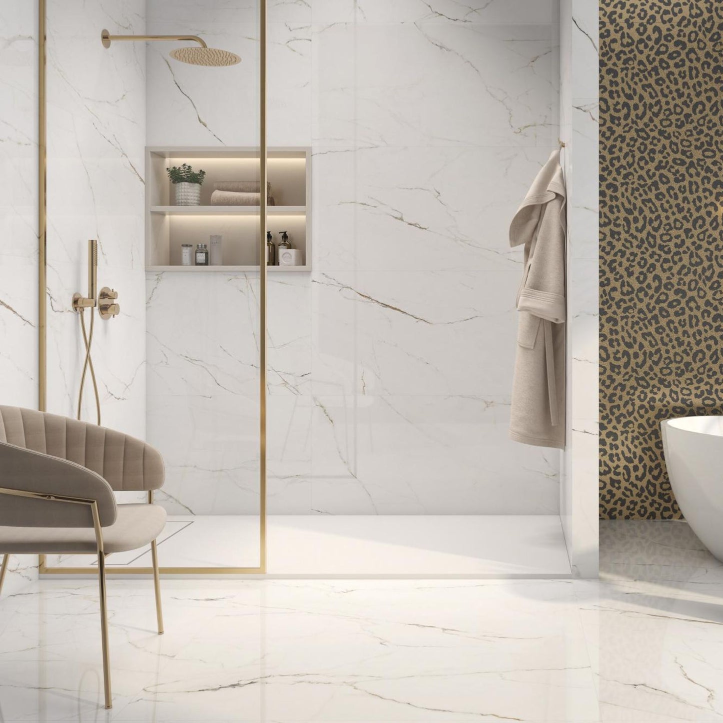 Casa de banho luxuosa revestida com pavimento e paredes Torano Dorado 60x120cm da Pamesa.