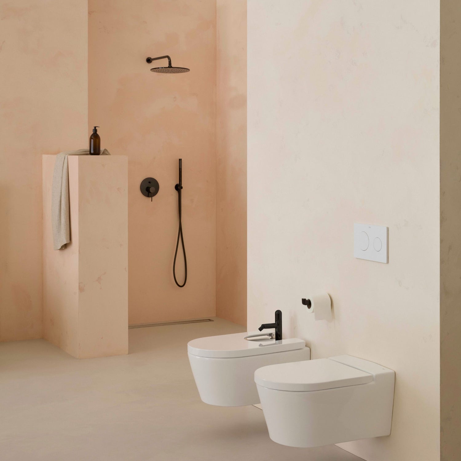 Ambiente de casa de banho de luxo com conjunto suspenso de sanita e bidé da gama Inspira Round da Roca.