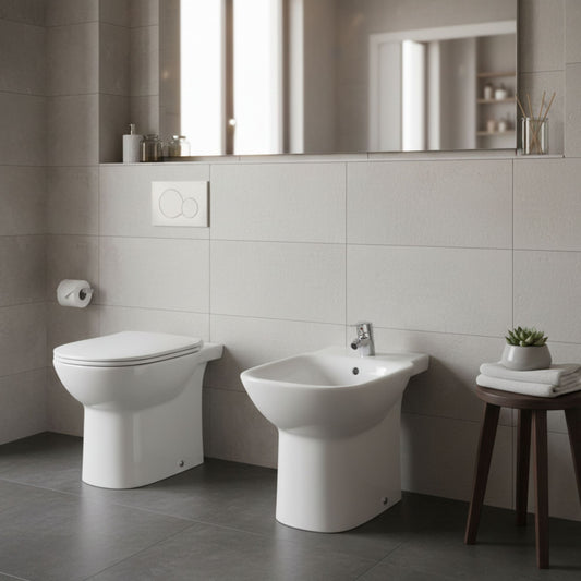 Ambiente de casa de banho com bidé de pousar Roca Debba instalado junto à parede.