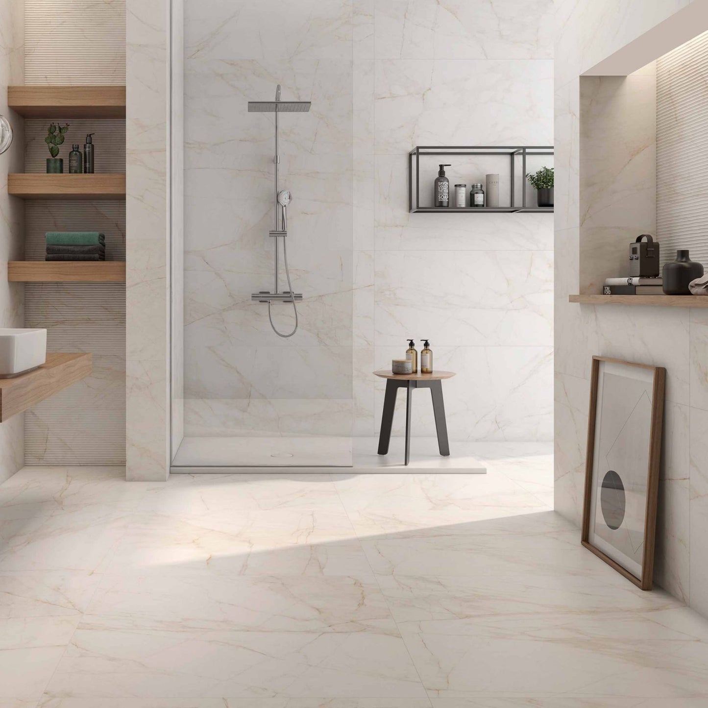 Casa de banho ampla com o cerâmico Marble Dolomita Blanco Polido aplicado no pavimento e na zona do duche, contrastando com uma parede texturada em tom cobre.