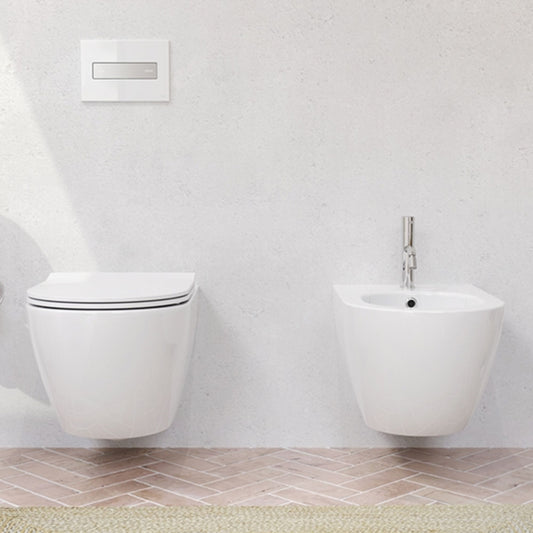 Ambiente de casa de banho decorada com bidé e sanita suspensos da linha Lake da Oli.