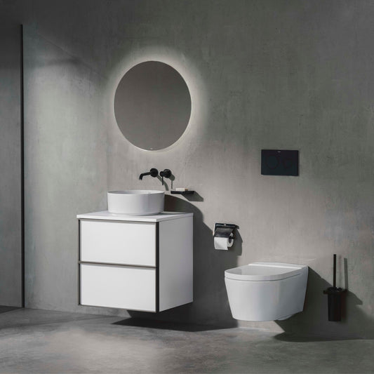 Sanita suspensa Roca Inspira Round instalada em casa de banho de design moderno com iluminação decorativa.