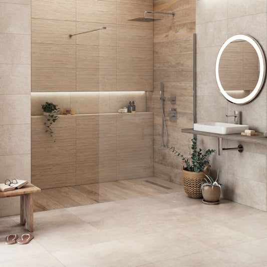 Casa de banho moderna com parede de duche revestida em cerâmica efeito madeira ripada Bosco Suite Roble.