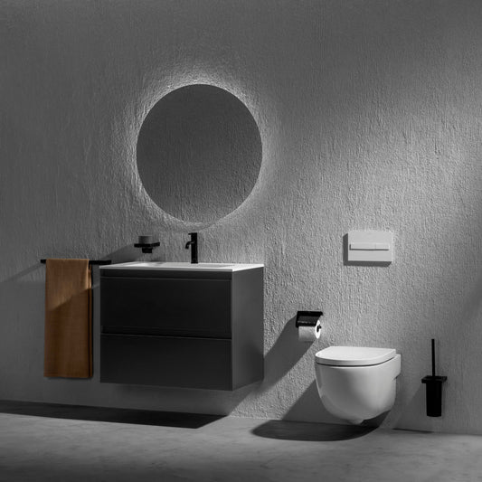 Casa de banho minimalista com sanita suspensa branca e tampo Roca Meridian-N em ambiente iluminado.