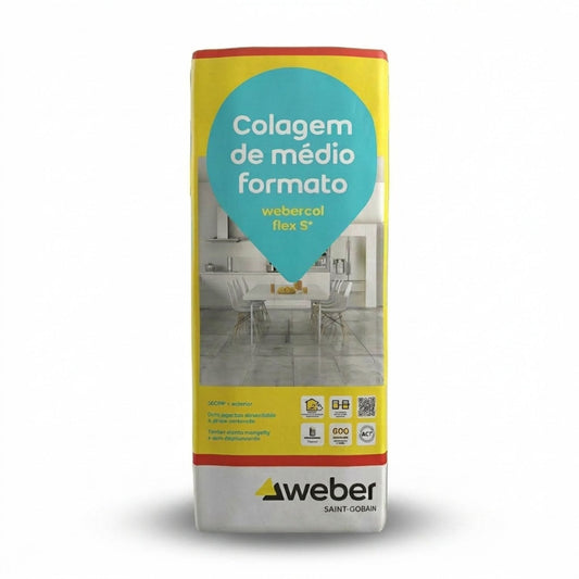 Saco de cimento cola Webercol Flex S+ para colagem de médio formato em superfícies cerâmicas.