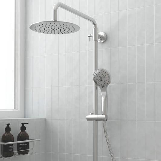 Coluna de duche Bloom Sanitana cromada instalada em ambiente de WC moderno com azulejos brancos.