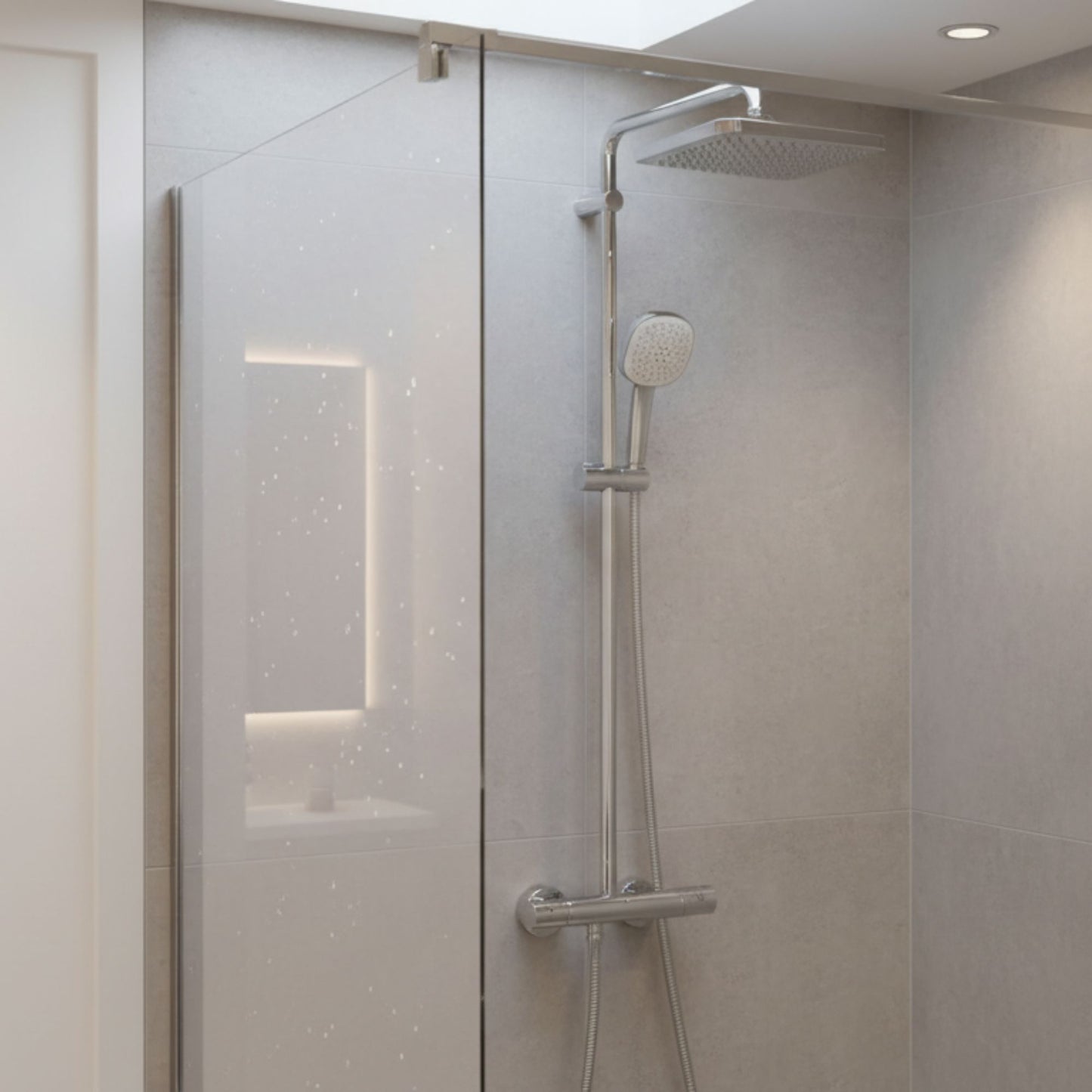 Instalação real da coluna de duche Grohe Tempesta 250 Cube em casa de banho com azulejos brancos e divisória de vidro transparente.