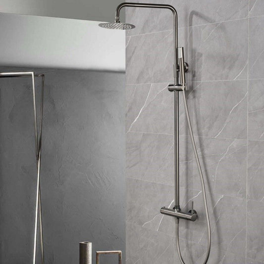 Coluna de duche Monza Imex completa em acabamento Black Gun Metal instalada em parede cinza.