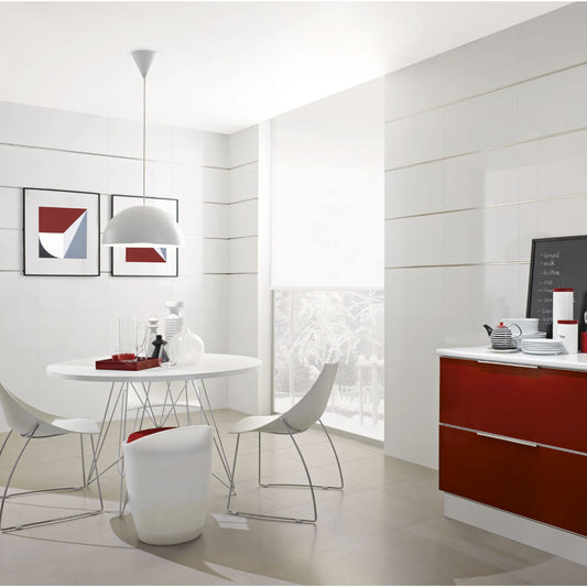 Alt text: 'cozinha moderna com paredes revestidas com cerâmica branca brilhante 30x60cm.'