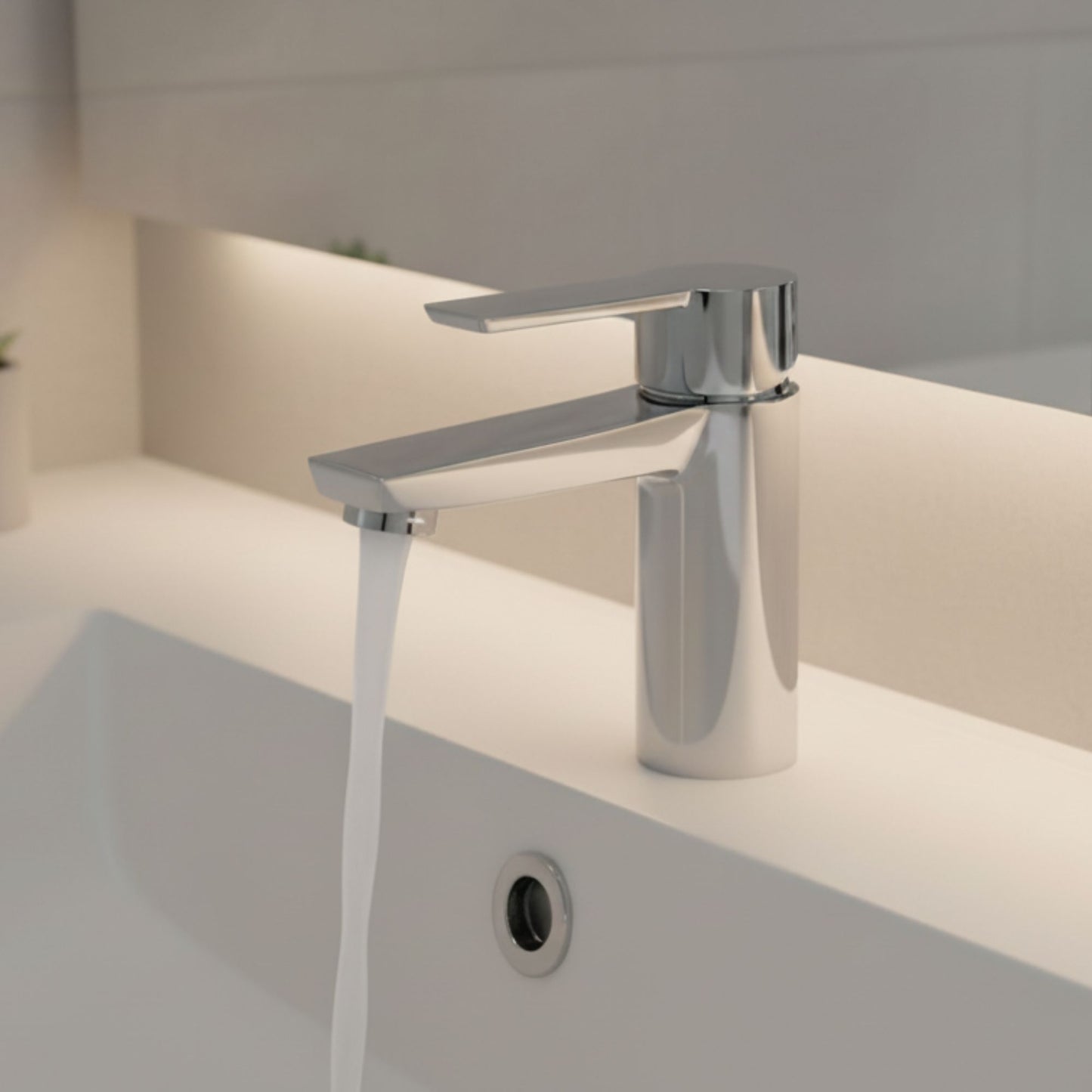 Detalhe da torneira Sanindusa Master 40 em funcionamento, destacando o fluxo de água constante e o design do manípulo.