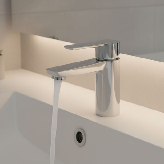 Detalhe da torneira Sanindusa Master 40 em funcionamento, destacando o fluxo de água constante e o design do manípulo.