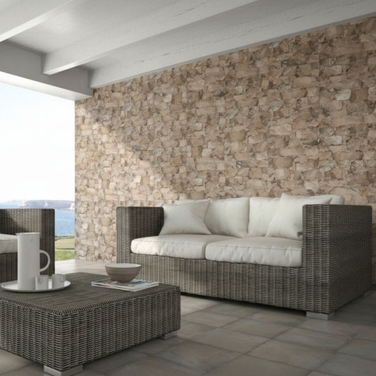 Parede exterior decorada com revestimento cerâmico Britania Arena 34x50 efeito pedra rústica.