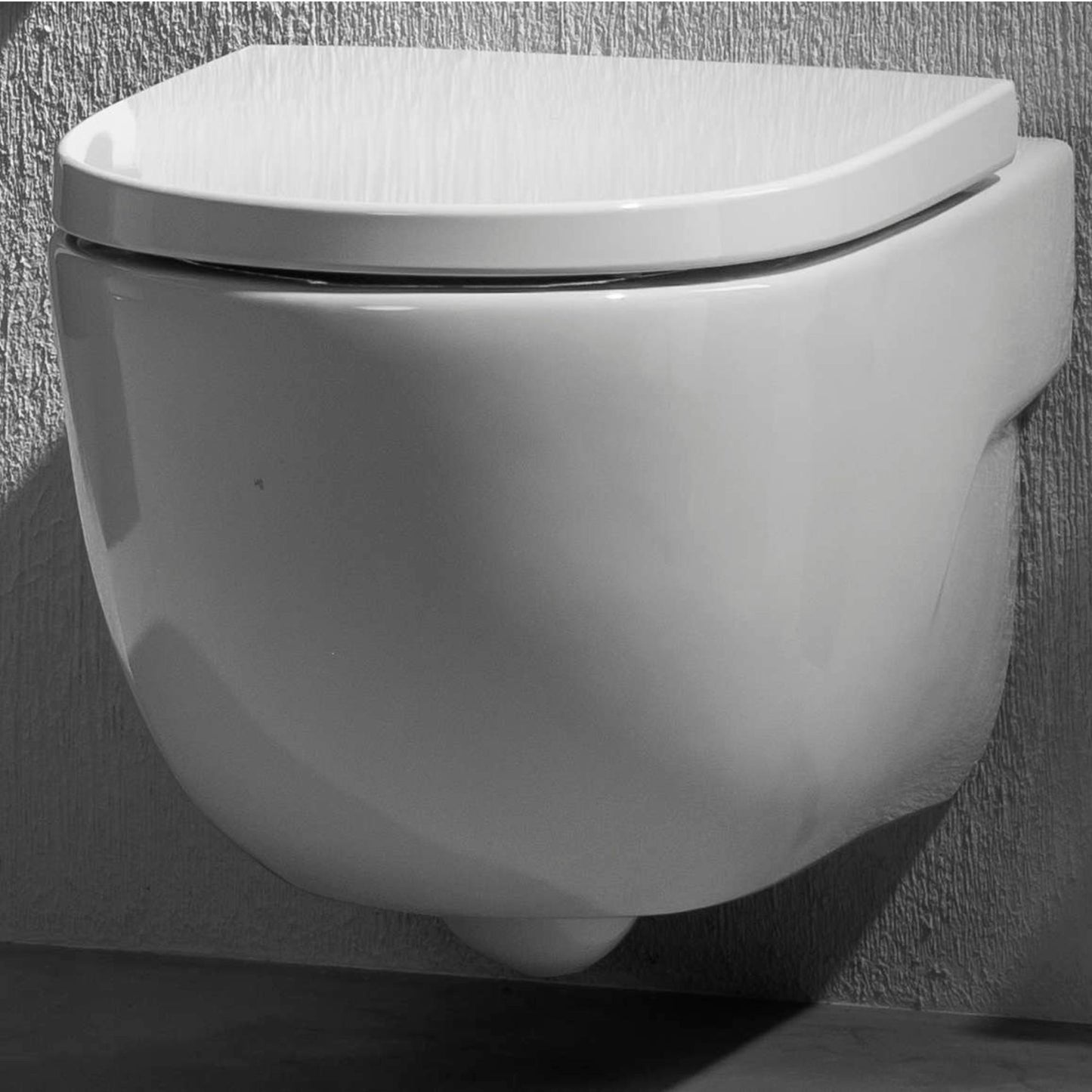 Grande plano de sanita suspensa branca Roca evidenciando o design do tampo Meridian-N.