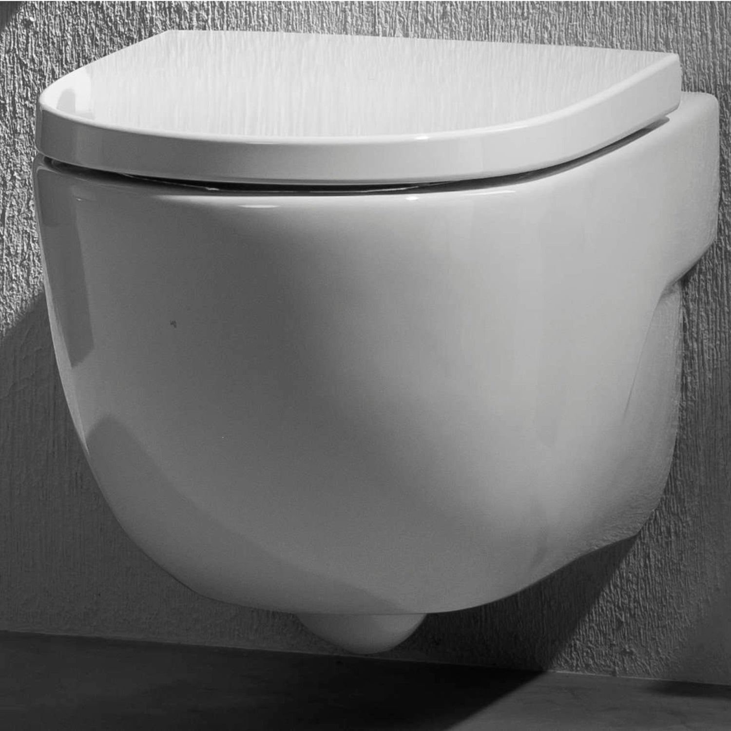 Grande plano de sanita suspensa branca Roca evidenciando o design do tampo Meridian-N.