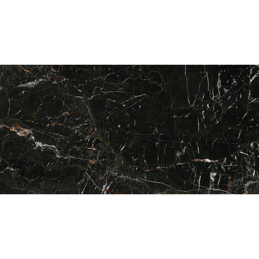 Pormenor da textura do pavimento cerâmico Pamesa Laurants Brown 60x120cm com veios marcados
